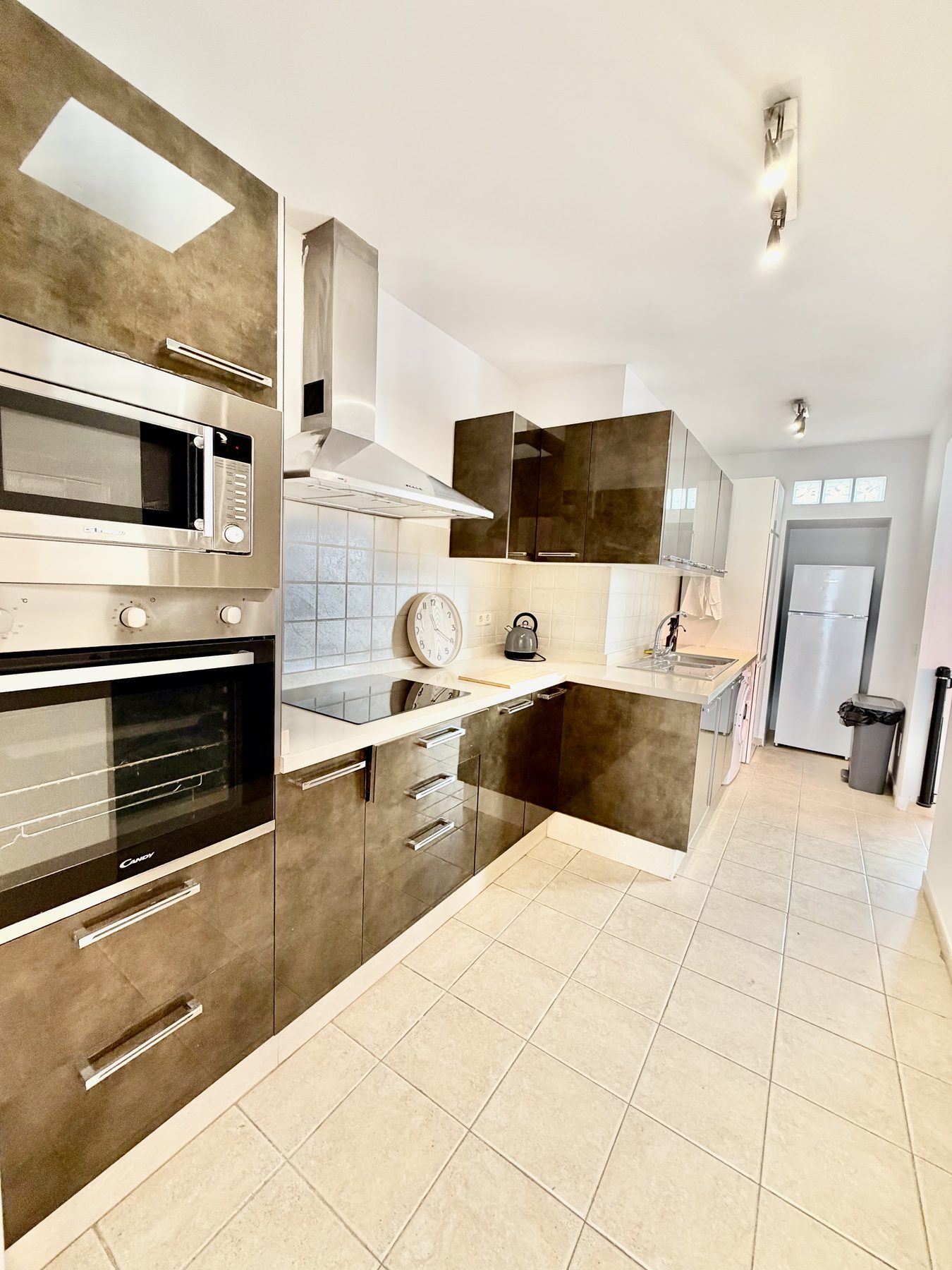 Fully equipped kitchen with oven, hob and appliances